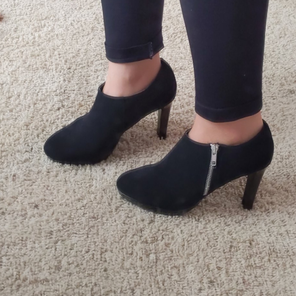 Black heel with low ankle